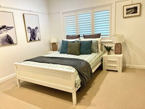 2 bedrooms, desk, iron/ironing board, travel crib - Manly Beach holiday retreat- free onsite parking, stroll to beach, cafes, shops (Manly)
