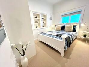 2 soverom, skrivebord, strykejern/-brett og reiseseng for barn