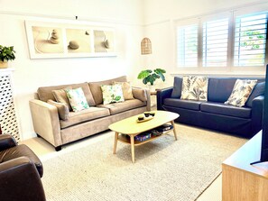 Smart TV, video-game console, DVD player, books - Manly Beach holiday retreat- free onsite parking, stroll to beach, cafes, shops (Manly)