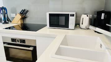 Full-sized fridge, microwave, oven, stovetop