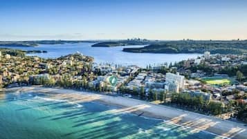 Perto da praia, espreguiçadeiras, toalhas de praia