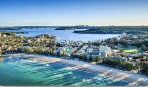 Beach nearby, sun loungers, beach towels - Manly Beach holiday retreat- free onsite parking, stroll to beach, cafes, shops (Manly)