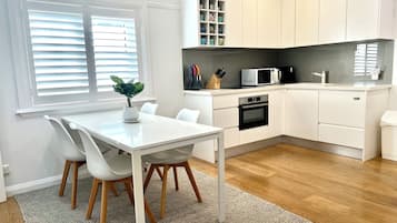 Full-sized fridge, microwave, oven, stovetop