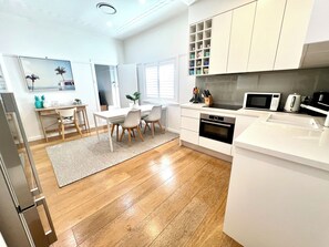 Refrigerador con congelador, microondas, horno y parrilla de estufa 