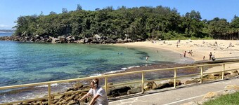 Manly Beach Retreat-4 min stroll to beach, cafes plus rare free onsite parking!
