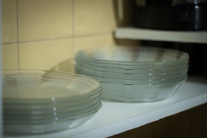 Refrigerador, microondas, placa de cocina, utensilios de cocina