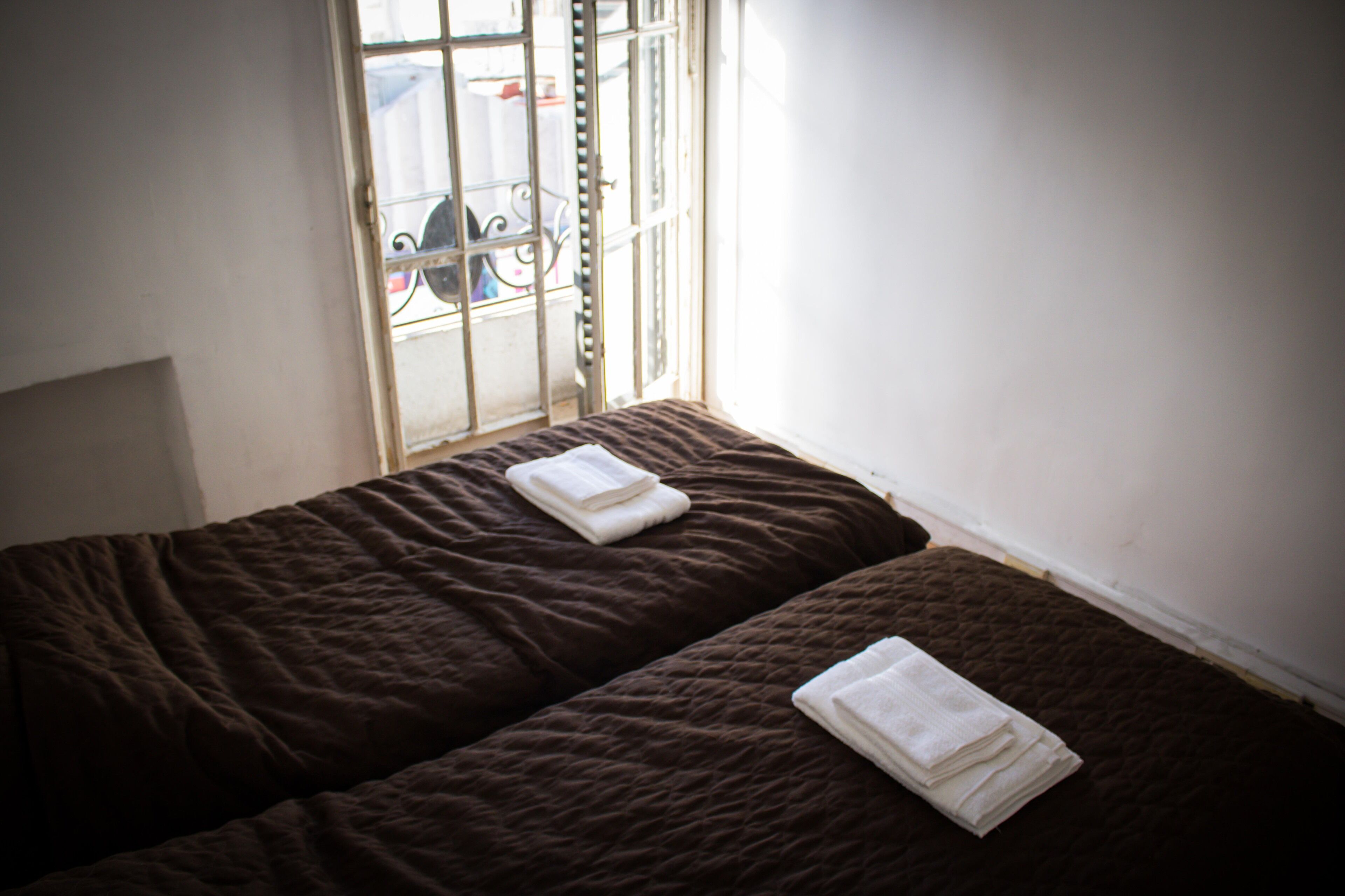 2 habitaciones, tabla de planchar con plancha, wifi y ropa de cama 