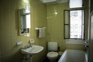 Bañera, secador de pelo, toallas, jabón