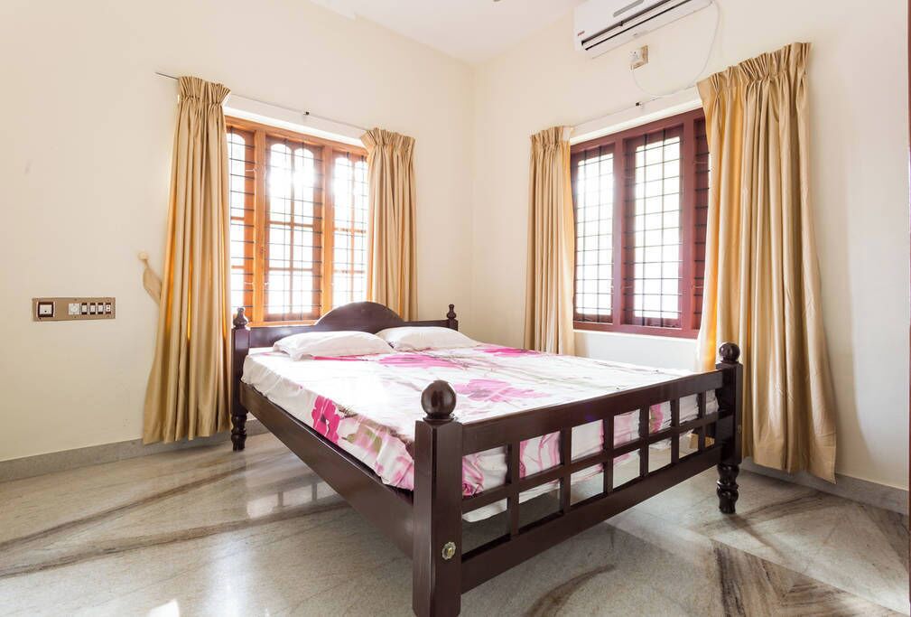 3 عدّة غرف نوم وخزنة داخل الغرفة ومكتب وتجهيزات عازلة للصوت