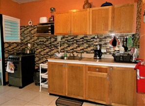 Kylskåp, mikrovågsugn, ugn och kaffe- och tebryggare