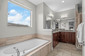 Combined shower/bathtub, jetted bath, hair dryer, towels