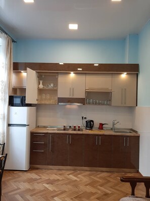 Kühlschrank, Mikrowelle, Herdplatte, Wasserkocher mit Kaffee-/Teezubehör