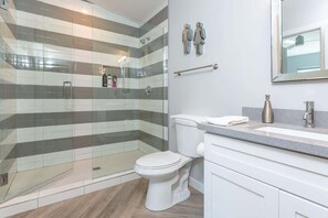 Combined shower/tub, hair dryer, towels, shampoo - Sunhaven - Pool Heat Available - Walk to Old Town (Scottsdale)