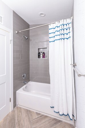 Kombinert dusj/badekar, hårføner og håndklær