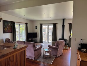 TV, fireplace, DVD player, books - Just 2hrs from Auckland!Come swim, surf & fish while relaxing at Waipu Cove. (Waipu)