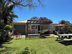 Outdoor dining - Just 2hrs from Auckland!Come swim, surf & fish while relaxing at Waipu Cove. (Waipu)