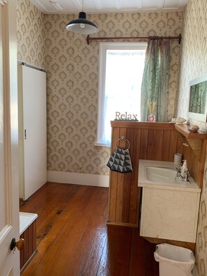 Baignoire, sèche-cheveux, savon, papier toilette