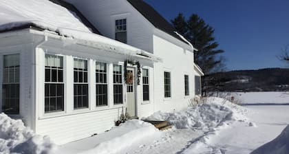 Ein außergewöhnliches Bauernhaus in South Bay, Lake MemphreMagog, heißt Sie willkommen.