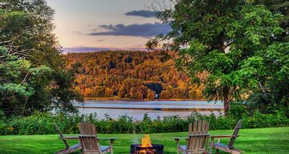 Poikkeuksellinen maalaistalo South Bayssä, MemphreMagog-järvellä, toivottaa sinut tervetulleeksi.