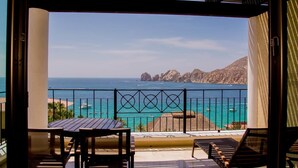 Un balcon avec vue sur l’océan et les falaises rocheuses.