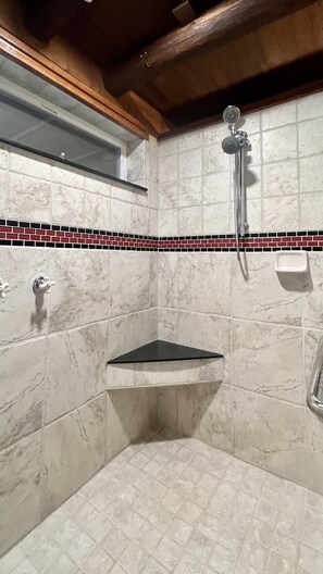 Douche, séchoir à cheveux, serviettes fournies, savon