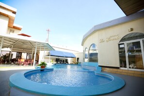 Outdoor pool - Hotel Mansion Teodolinda (Managua)