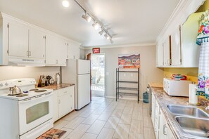 Fridge, microwave, stovetop, dishwasher - Bisbee Home w/ Private Parking & EV Charger! (Bisbee)