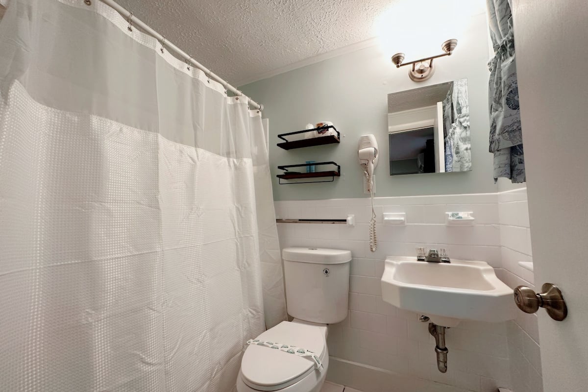 Combined shower/tub, hydromassage showerhead, hair dryer, towels