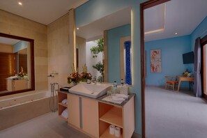 Chuveiro/banheira combinados, secador de cabelo, toalhas de banho 