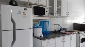 Fridge, microwave, stovetop, coffee/tea maker - Beautiful and cozy apartment in Praia Grande, 3 minutes walk from the beach (Praia Grande, Ubatuba)