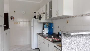 Refrigerador, microondas, parrilla de estufa y cafetera y tetera