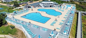 The Long Islander | 950 ft from the beach | Community Pool | Corolla