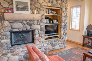 テレビ、暖炉