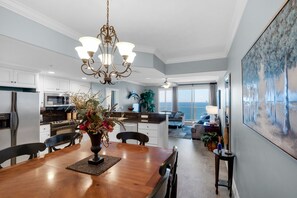 Condo, varias camas, acceso a la alberca, vista al océano | Restaurantes