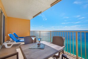 Condo, varias camas, acceso a la alberca, vista al océano | Restaurante al aire libre