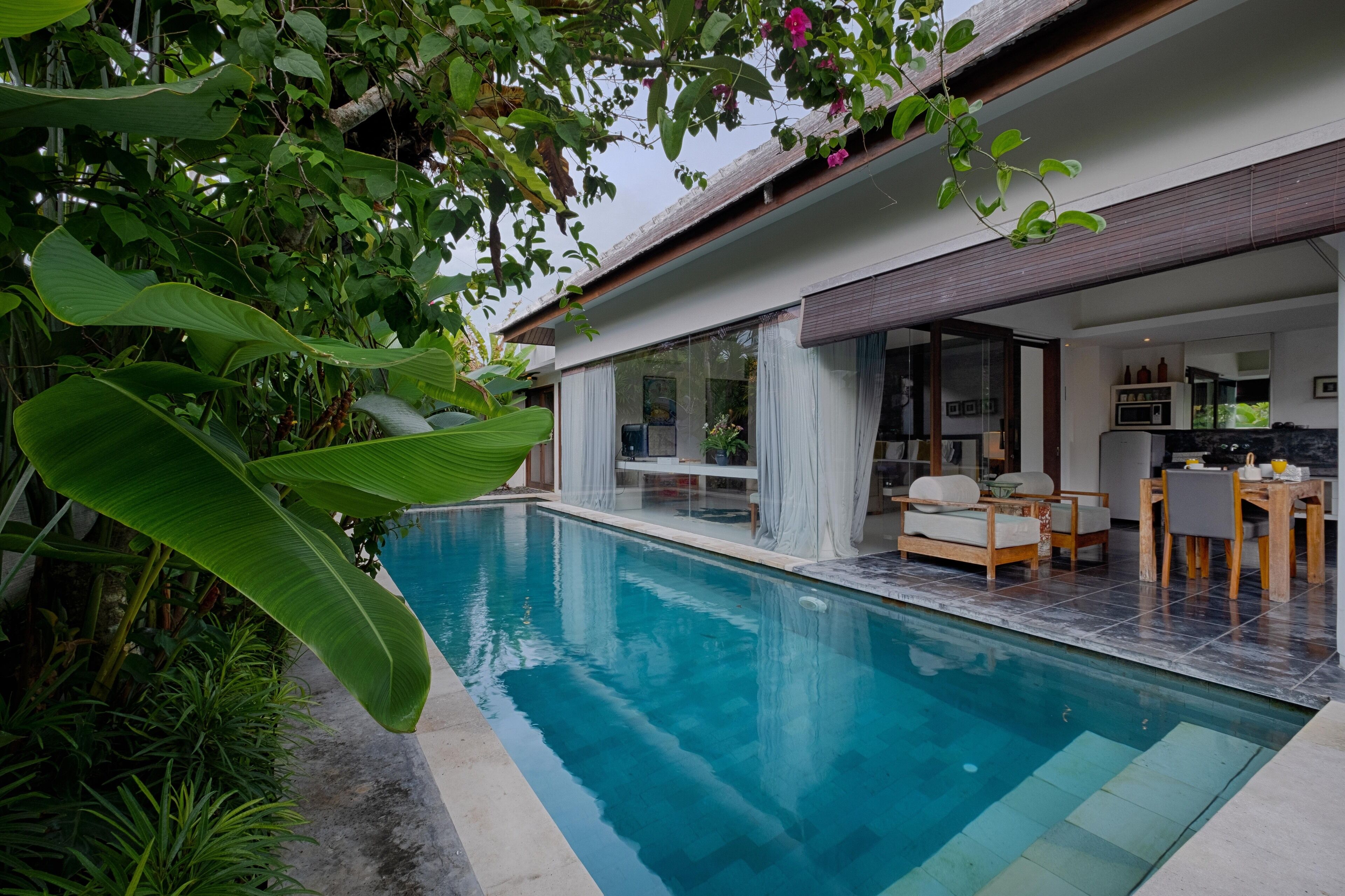 Una piscina al aire libre
