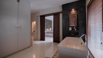 Duschwanne, Haartrockner, Handtücher, Seife