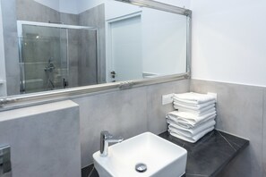 Apartment (Hugo) | Bathroom | Shower, rainfall showerhead, hair dryer, towels - Provenir Home Strzelecka 25 (Poznan)