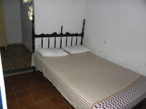 Tabla de planchar con plancha, wifi gratis, ropa de cama