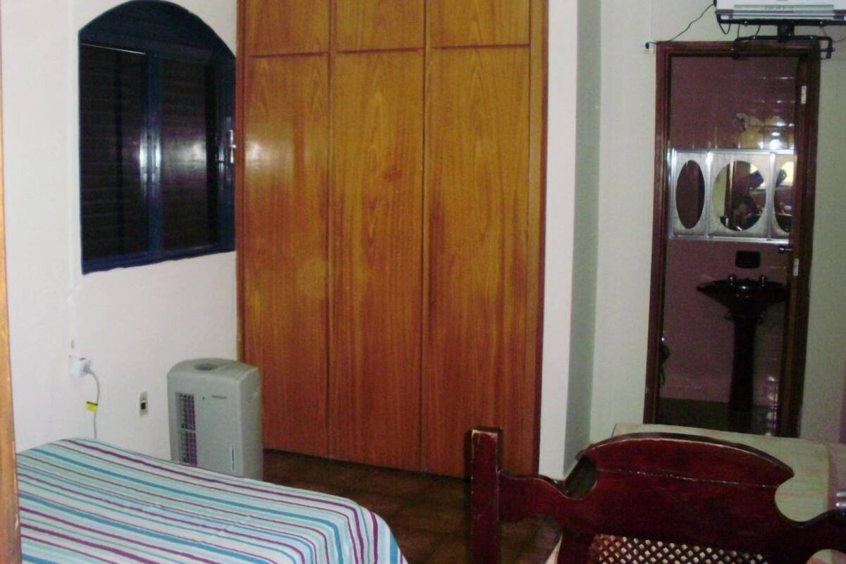 Tabla de planchar con plancha, wifi gratis, ropa de cama