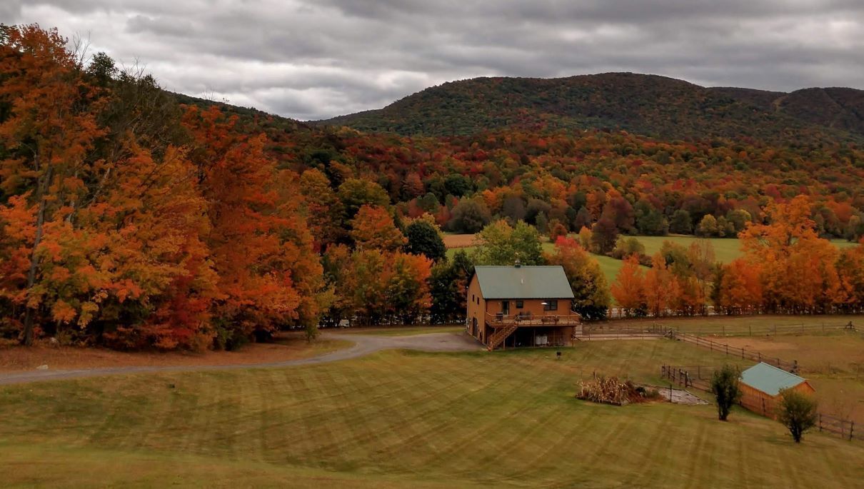 Quiet & private small horse farm only 1.5 miles to Jiminy Peak. Pet friendly.