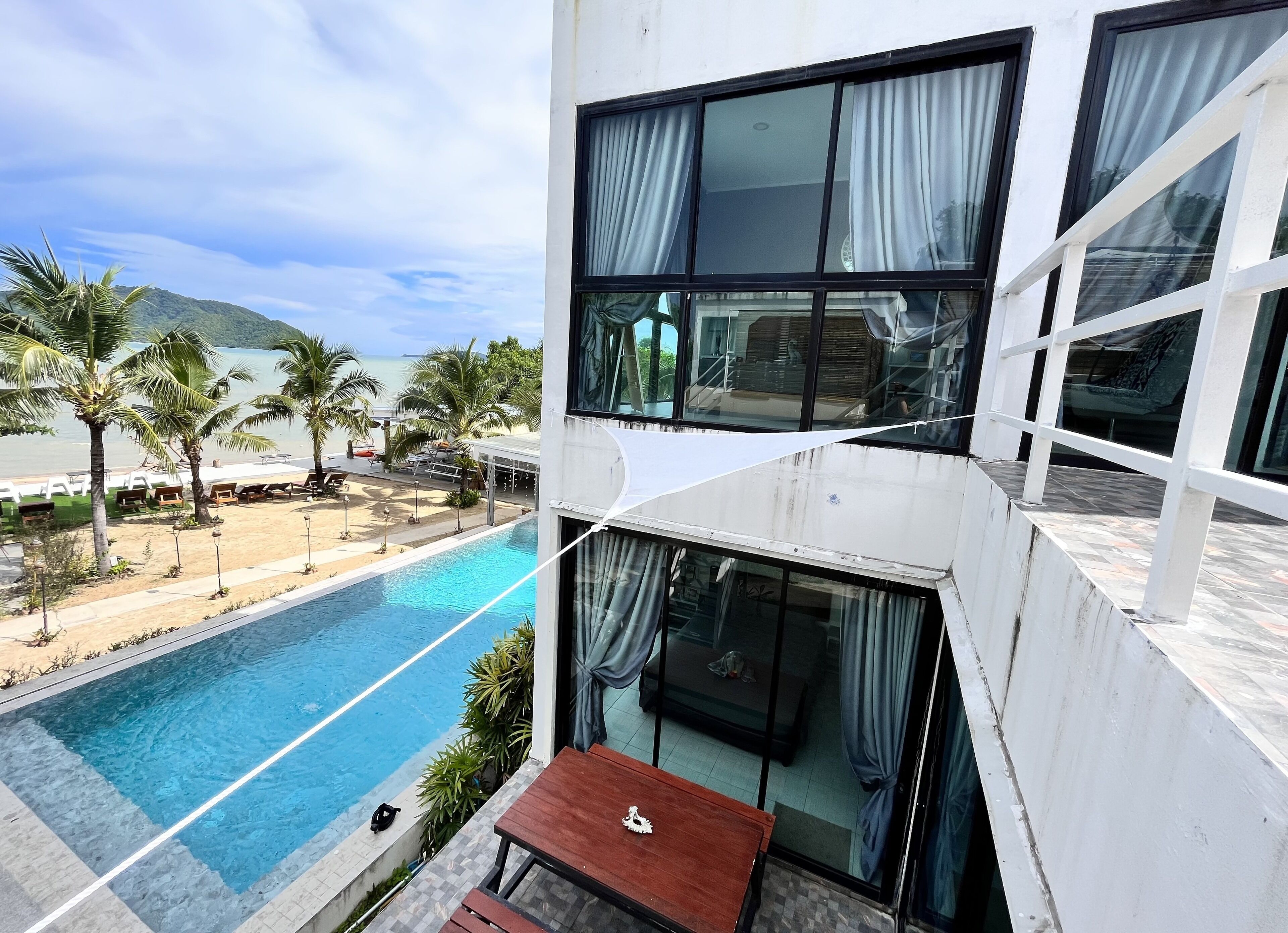 Una piscina al aire libre