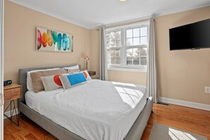 3 bedrooms, desk, iron/ironing board, free WiFi