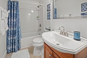 Un baño con bañera, inodoro y lavabo.