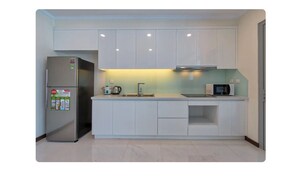 Kühlschrank, Mikrowelle, Kochgeschirr/Geschirr/Besteck