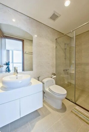 Towels, soap, shampoo, toilet paper