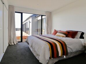 7 dormitoris, planxa i posts de planxar, wifi i roba de llit 