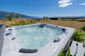 Banyera d'hidromassatge a l'aire lliure