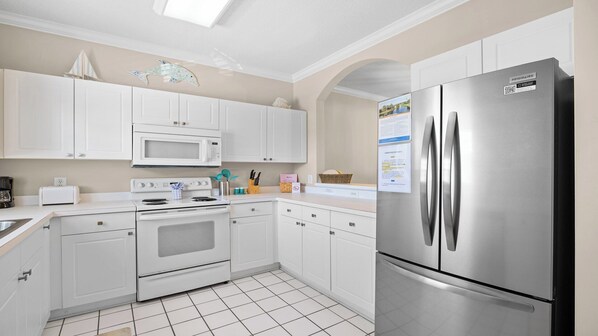 Refrigerador, microondas, horno y parrilla de estufa 