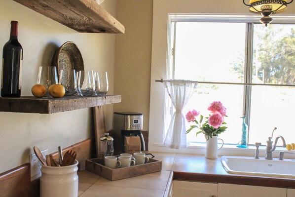 Fridge, microwave, oven, stovetop - Little Cottage in Harmony (Harmony)